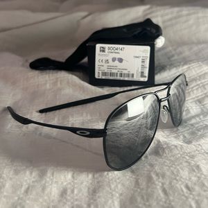 *AUTHENTIC & BRAND NEW* Oakley Contrail O4147 polarized